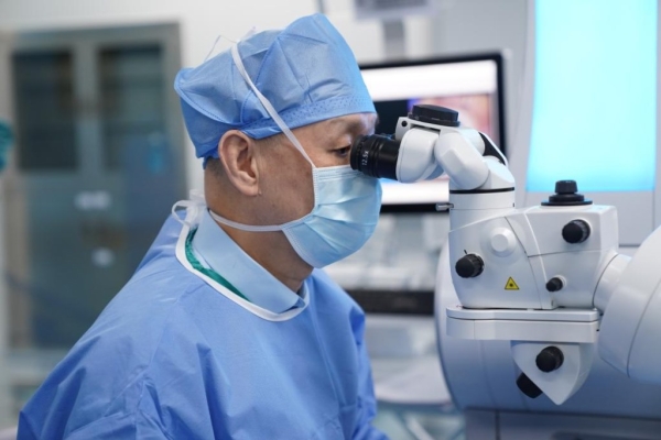 【人民日報健康客戶端】愛爾眼科完成首例SMILE Pro近視手術
